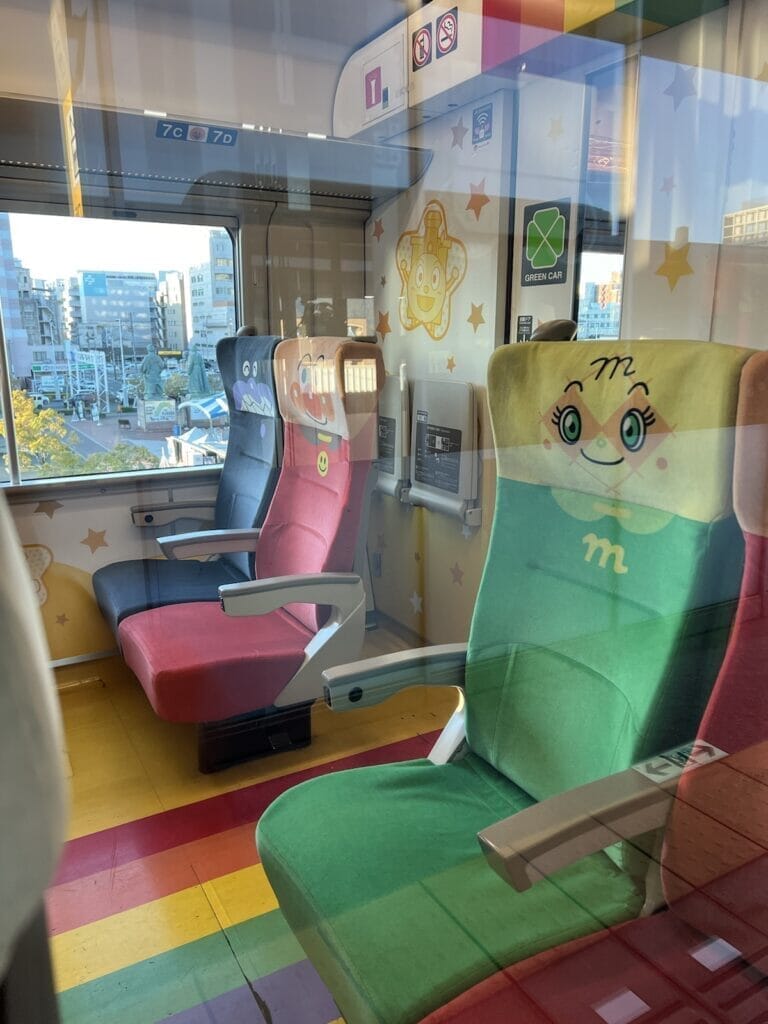 アンパンマン列車の特別の指定席の写真