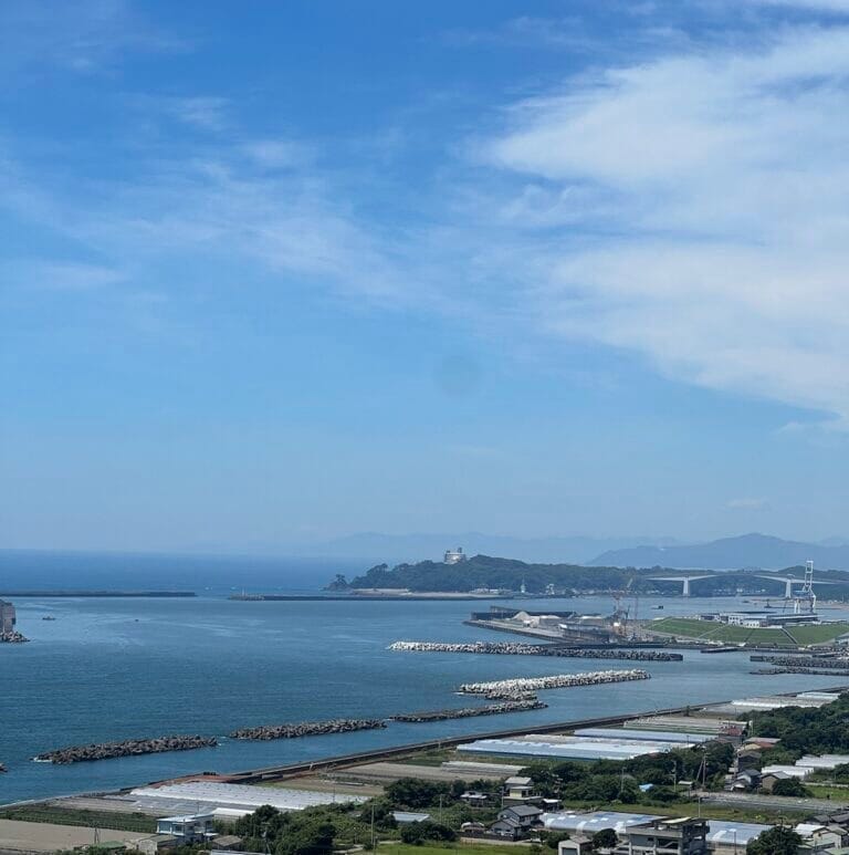 禅師峰寺本堂から桂浜の風景