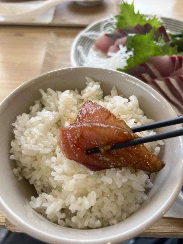 さばの刺身をご飯の写真