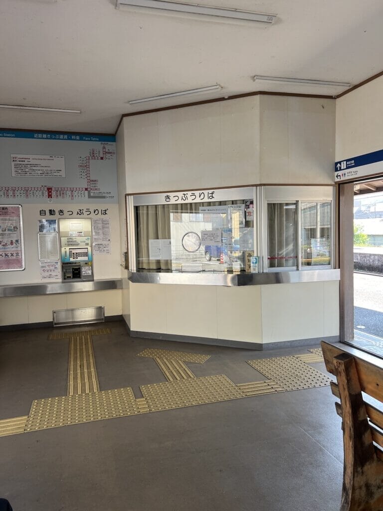 伊野駅の改札の風景