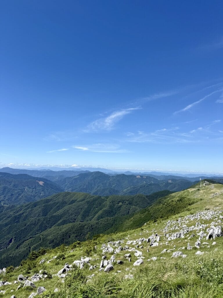草原に白い石灰石山と並みの風景