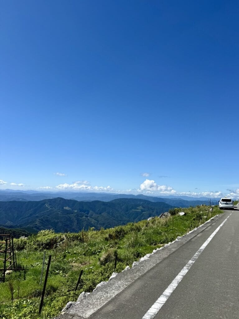 四国カルスト公園縦断線天空の道からみる山並みの風景