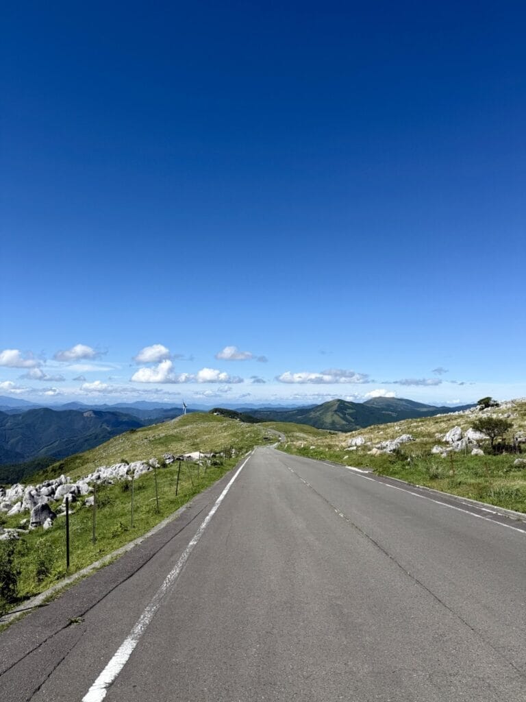 四国カルスト公園縦断線天空の道がどこまでも続く風景
