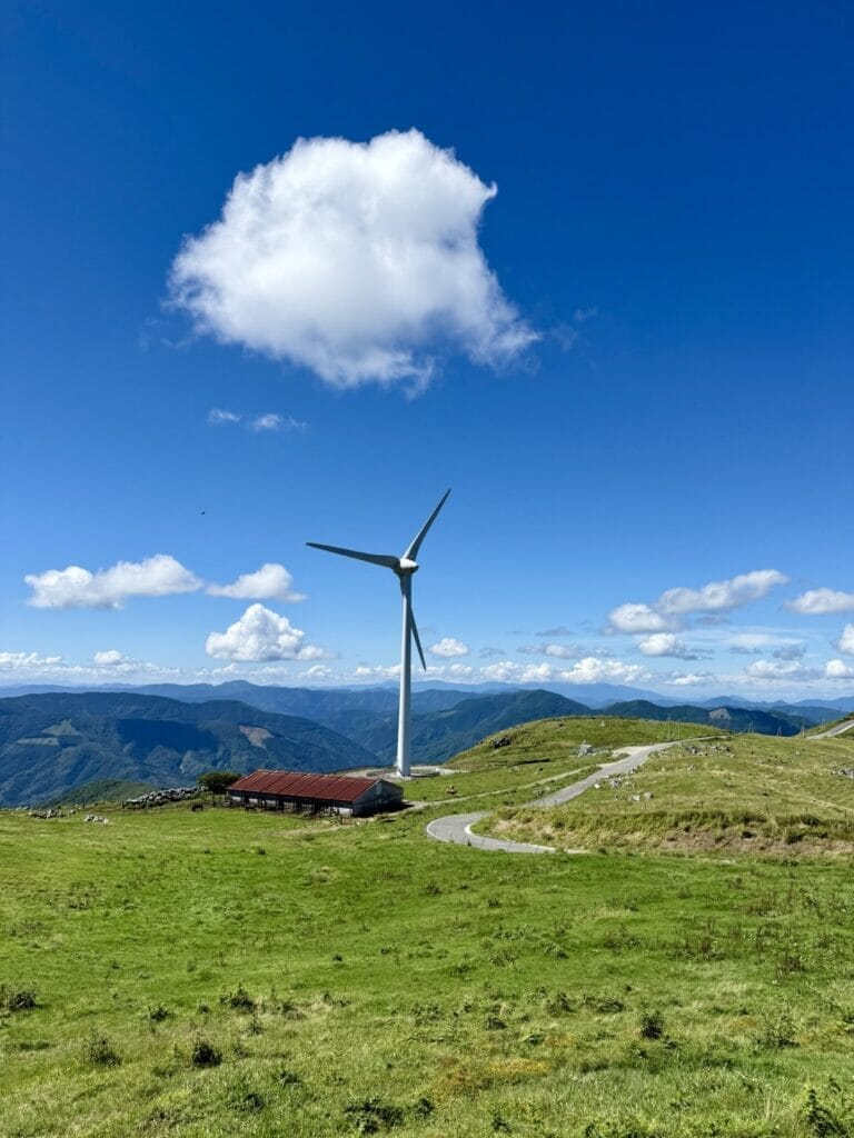 四国カルスト大地に立つ風車